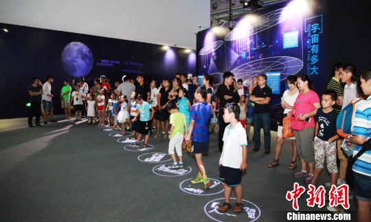大連首屆太空嘉年華啟幕 “VR”成展會(huì)新時(shí)尚(圖1)